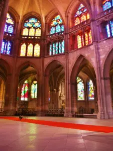 Binnen in Saint-Cyr-et-Sainte-Julitte Cathedral