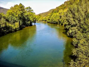 Le Doubs, en aval du pont de Noirefontaine (© J.E)