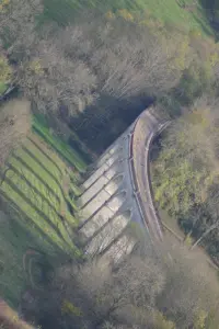 Grüne Spur am Viadukt von Nolay