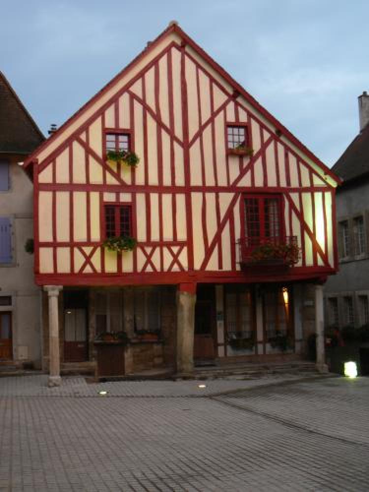 Nolay - Maison à colombage, centre historique de Nolay