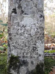 Cross Replan - Inscriptions at the base of the cross, highlighted to the computer (© Jean Espirat)