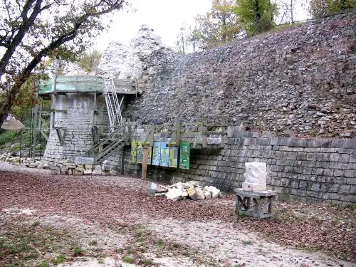 Noyers-sur-Serein - Vue du chantier du site du Vieux Château