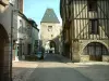 Noyers-sur-Serein - Vue de la porte Peinte et de la maison de l'Étoile