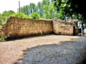 Rempart West of the old castle of Nozeroy (© Jean Espirat)