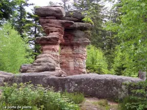 Puerta de piedra