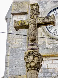 Lado oeste de la cruz de la iglesia Oigney (© J.E)