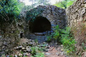 Vieux moulin qui tirait son énergie des eaux de la rivière