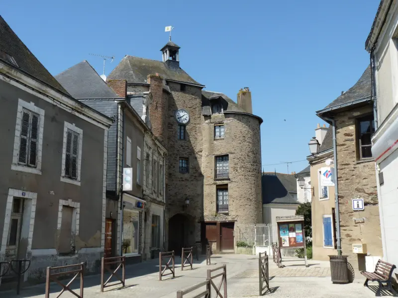 Toren van Horloge - Monument in Ombrée d'Anjou