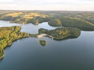 Lake Saint-Étienne-Cantalès voor een deel over de gemeente