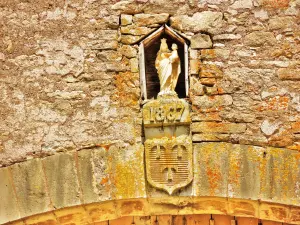 Jungfrau und Wappen, über der Tür des großen Gebäudes (© JE)