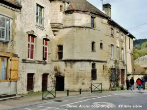 Former Grospain Hotel - 15th century (© J.E)