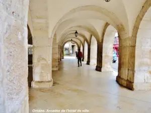 Arcades de l'hôtel de ville (© J.E)