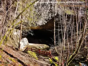 Bonnevaux-le-Prieuré - Entrée de la grotte de Plaisir-Fontaine (© Jean Espirat)