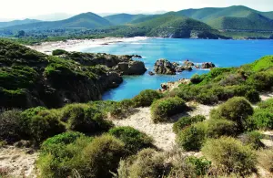 La playa y las aguas azules del Ostriconi