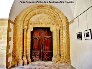 Portail de la basilique, dans le cloître (© Jean Espirat)