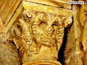 Carved capital in the basilica (© Jean Espirat)