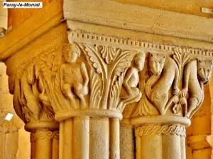 Carved capitals in the basilica (© Jean Espirat)