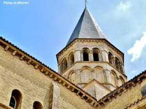 Bell tower of the basilica, seen from the cloister (© J.E)