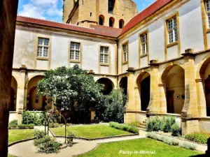 Another view of the cloister (© Jean Espirat)