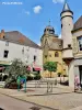 Paray-le-Monial - Maison avec tourelle (© Jean Espirat)