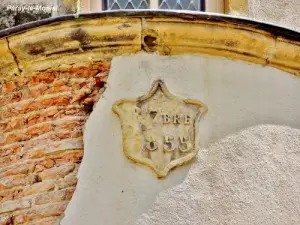 Old crest on a wall (© Jean Espirat)