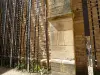 Paray-le-Monial - Sculpture-mosaïque Lames de pluie de Joël Barguil dans la cour du cloître (© Marie Kusek - Office de Tourisme de Paray-le-Monial)