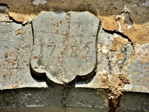 Dated patch on the porch of the old castle (© J.E)