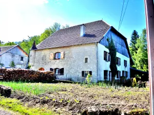 House with corner turret (© J.E)