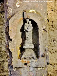 Statuette dans la base de la croix de la porte de Chaux (© Jean Espirat)