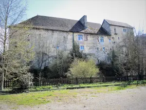 Côté nord-ouest de l'ancien château de Clerval (© J.E)