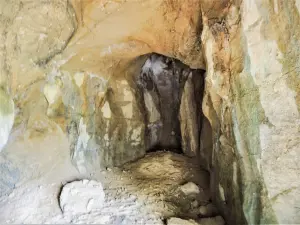 Intérieur de la grotte de Clerval (© J.E)