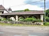 Chaux-lès-Clerval - Fountain-lavoir-drinker, covered (© JE)