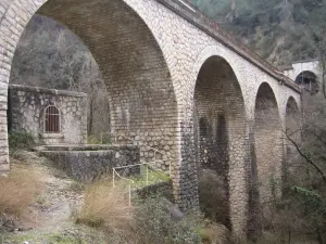 El doble viaducto de los Muertos en el paseo del canal