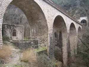 Le double viaduc des Morts sur la promenade du canal