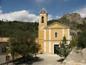 En la parte alta del pueblo, la iglesia parroquial de Saint-Sauveur