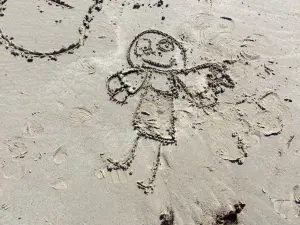 Dessin d'enfant sur la plage de Pors Carn