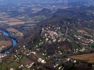 Aerial view of Penne-d'Agenais (© AirflyParamoteur)