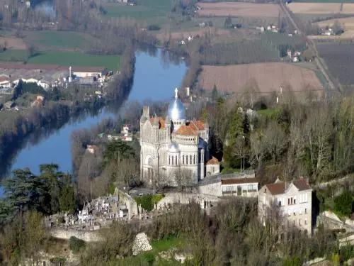 Aerial view of Penne-d'Agenais (© AirflyParamoteur)