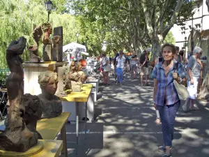 Pernes-les-Fontaines mercado de la cerámica