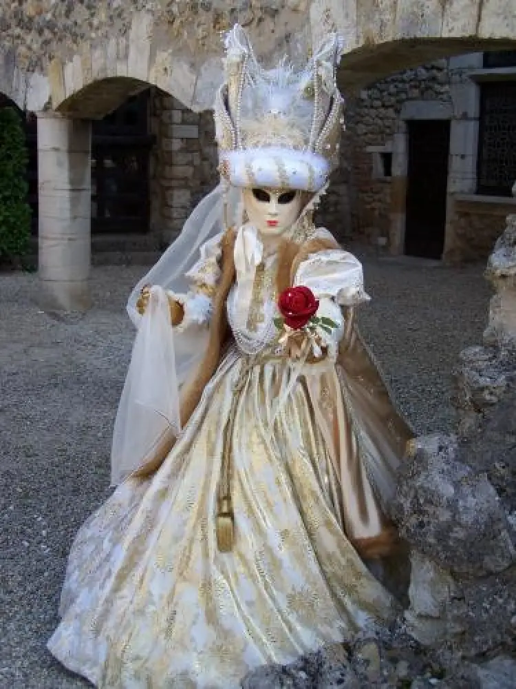 Pérouges - Parade vénitienne Pérouges (© OT Pérouges)