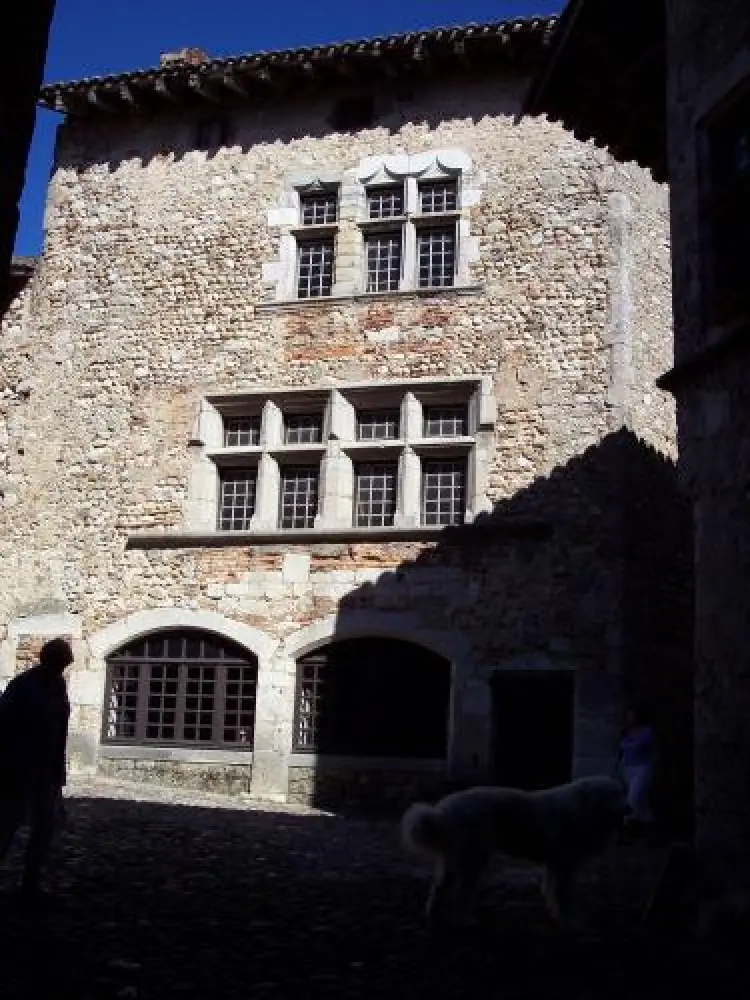 Pérouges - Ombres et mystères dans les ruelles (© Jean Espirat)