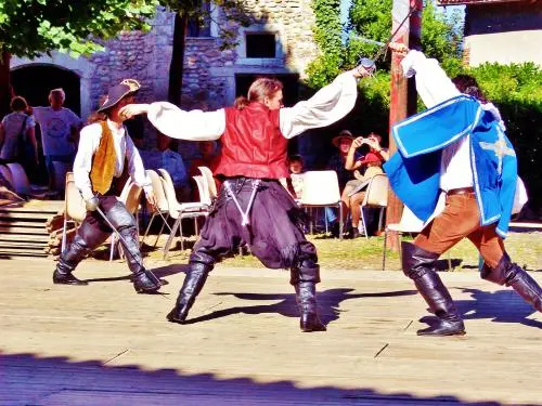 Pérouges - Spectacle de capes et d'épées (© Jean Espirat)