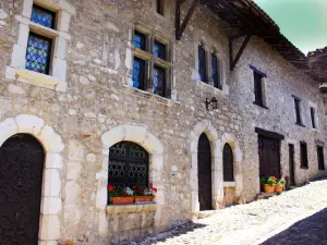 Rue des Rondes a Pérouges (© Marilou Perino)