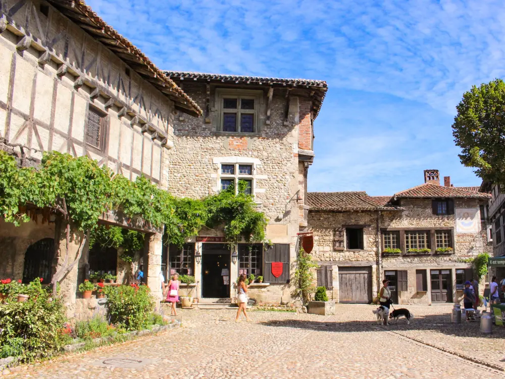 Pérouges - Place du tilleul en été à Pérouges (© Marilou Perino)