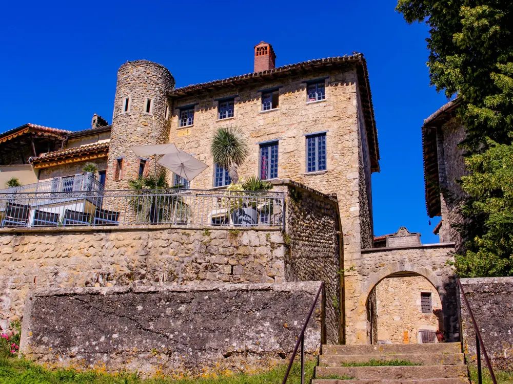 Pérouges - Vue de la porte d'en bas à Pérouges (© Marilou Perino)