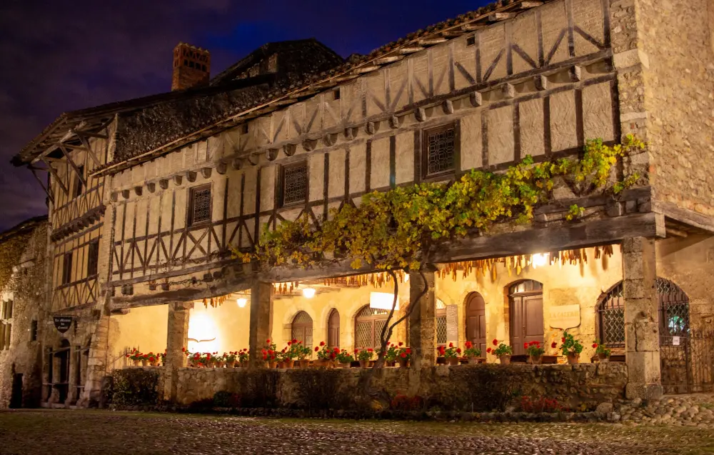 Pérouges - Hostellerie de nuit à Pérouges (© Marilou Perino)