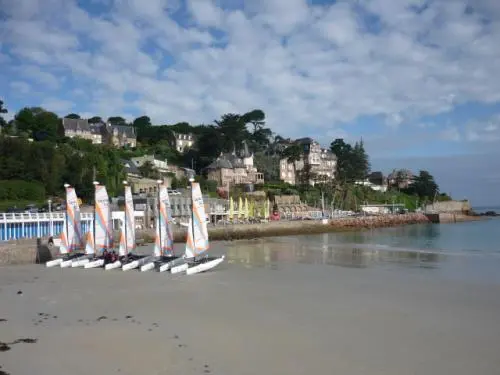 Perros-Guirec - Salida del velero desde la playa Trestraou