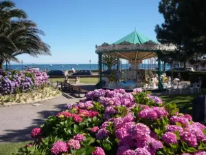 Manege, playa de Trestraou frente al mar