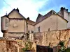Pesmes - Remaining buildings of the old castle of Pesmes, seen from the street of the donjon (© J.E)