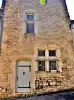 Facade, street of the donjon (© J.E)